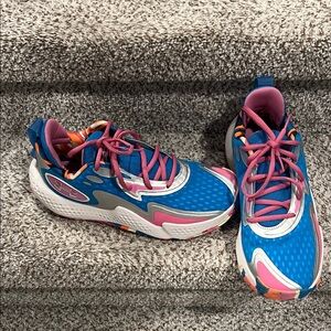 Under armour spawn 5 LE basketball athletic shoes.